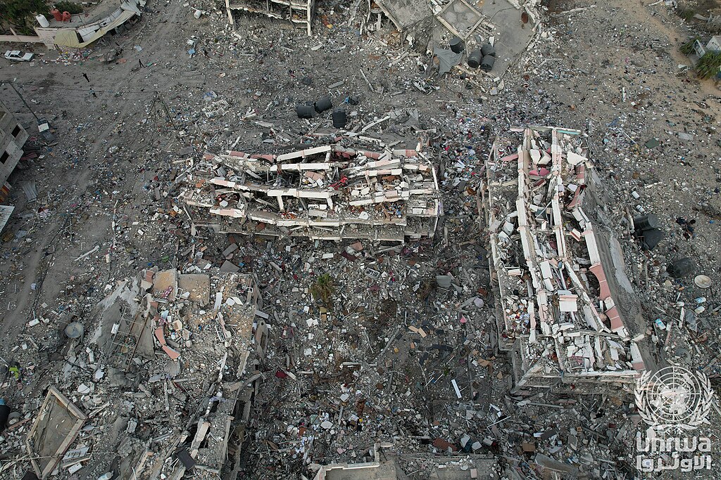 Luftaufnahme schwer beschädigter eingestürzter Gebäude in Al-Zahra bei Gaza-Stadt