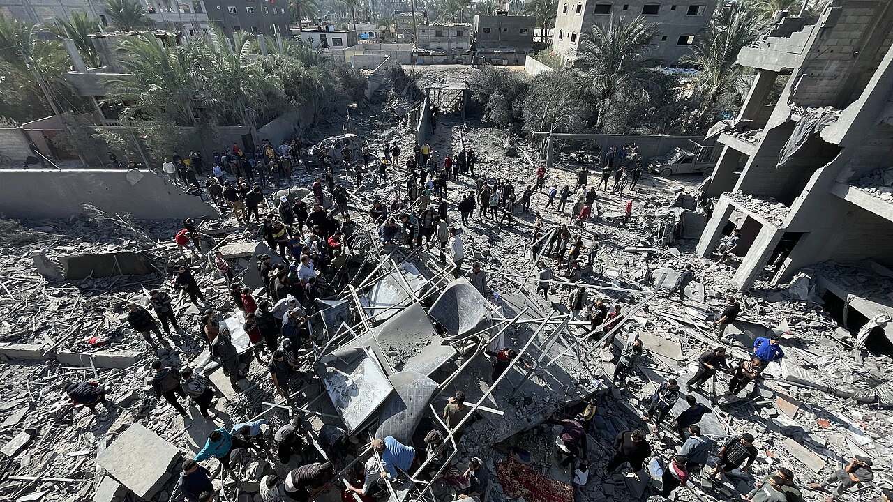 Zivilisten aus Gaza versammeln sich um Trümmer